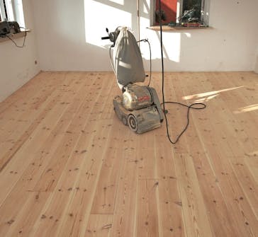 Harjaa edellispäivän karkean hiontapaperin jättämä pöly puulattian hionta